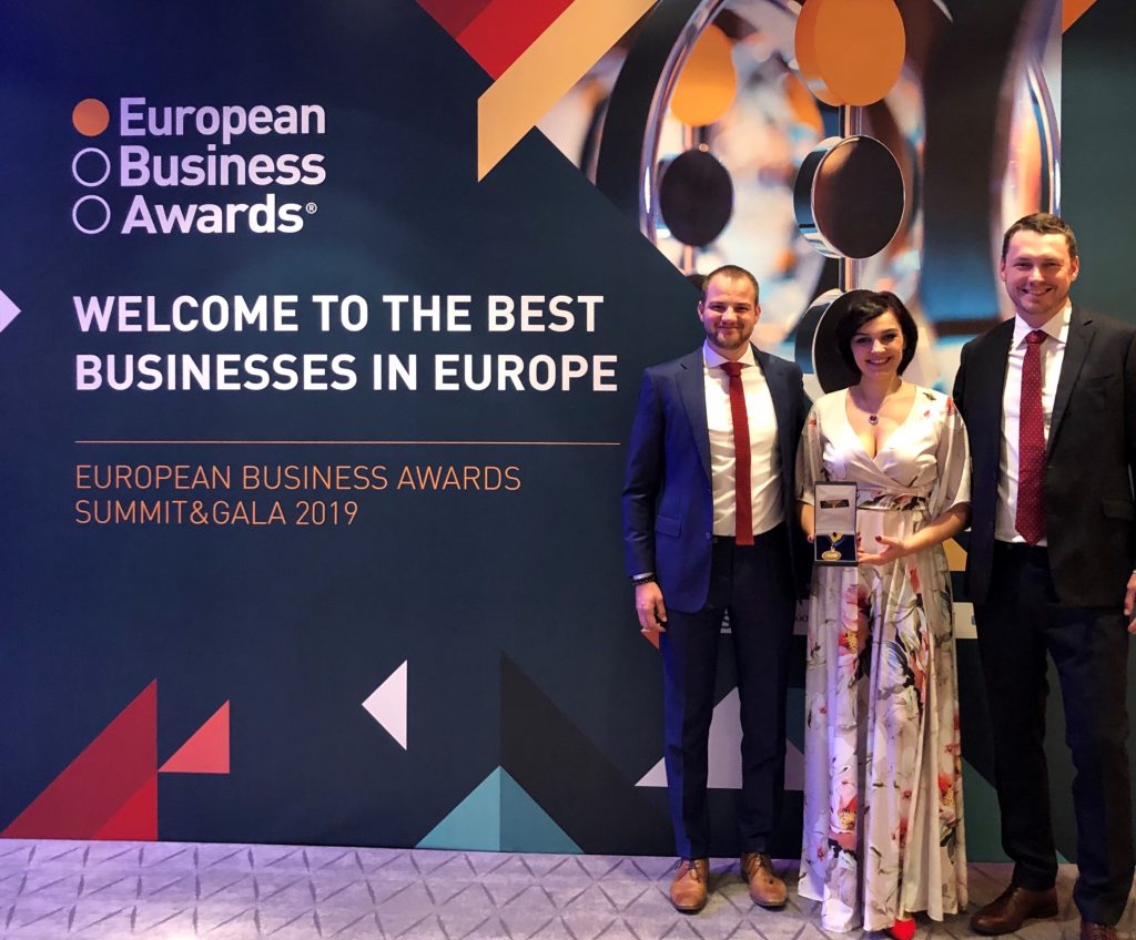 Robin Dufek Nina Oravcova a Mojmír Jiřikovský z JRK přebírají ocenění European Business Awards.